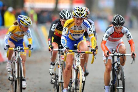 Sophie De Boer (Telenet - Fidea) leads a group of chasers.