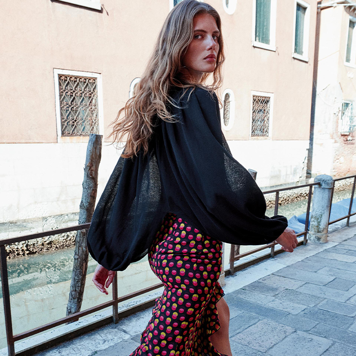 Models wears zara clothing. 