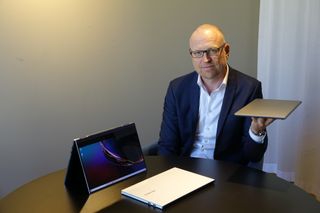 Samsungin Pohjoismaiden myyntijohtaja Fredrik Pantzar esittelee uutta Galaxy Book -mallistoa.