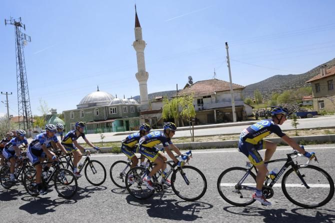 Team Saxo-Tinkoff at the the head of the peloton