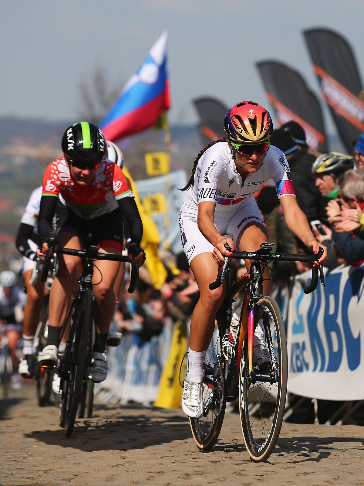 World Cup leader Lizzie Armitstead leads the bunch on the Paterberg