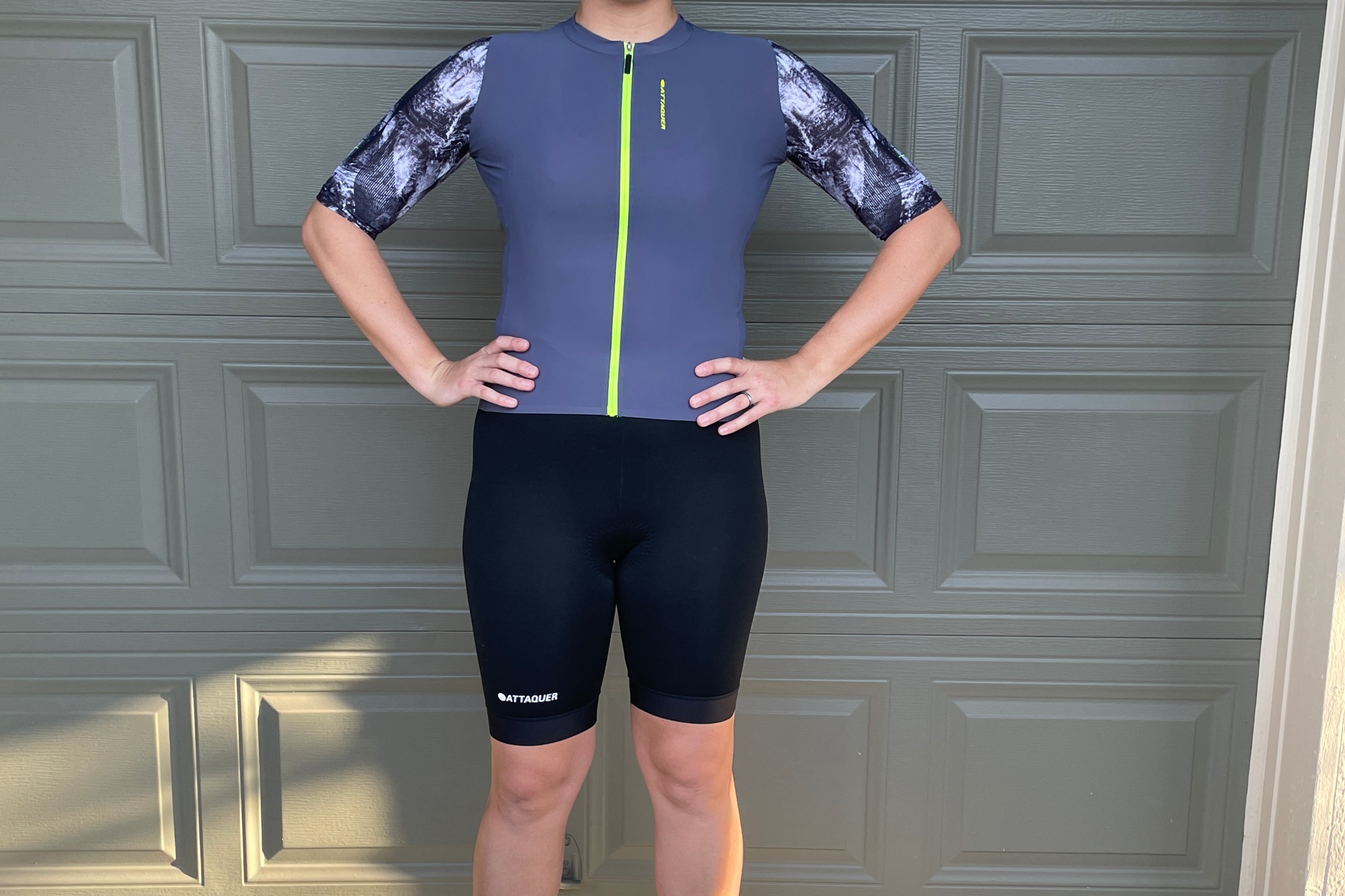 Woman cyclist wearing the Attaquer Erosion jersey