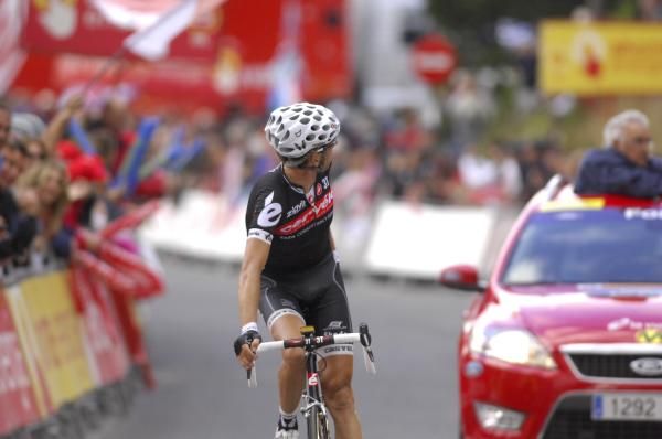 Xavier Tondo (Cervelo) checks the time gap at the line.