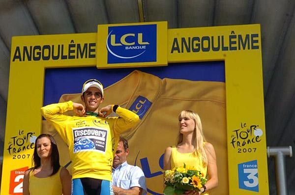 Bernard Hinhault zips up the yellow for Alberto Contador