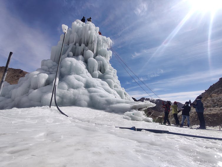 Das Eis wird gebildet, indem während der Frostperioden des Winters Wasserfontänen in die Luft geschossen werden.
