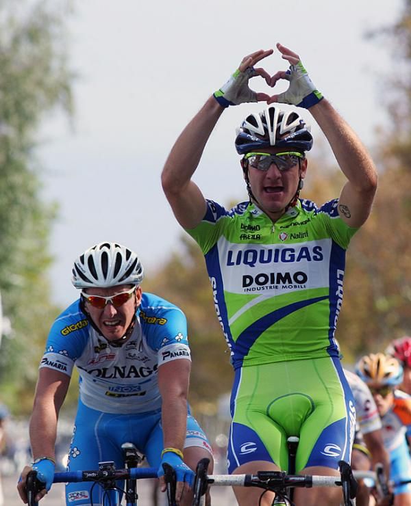 Neo-pro Elia Viviani (Liquigas - Doimo) takes his third victory of the season.