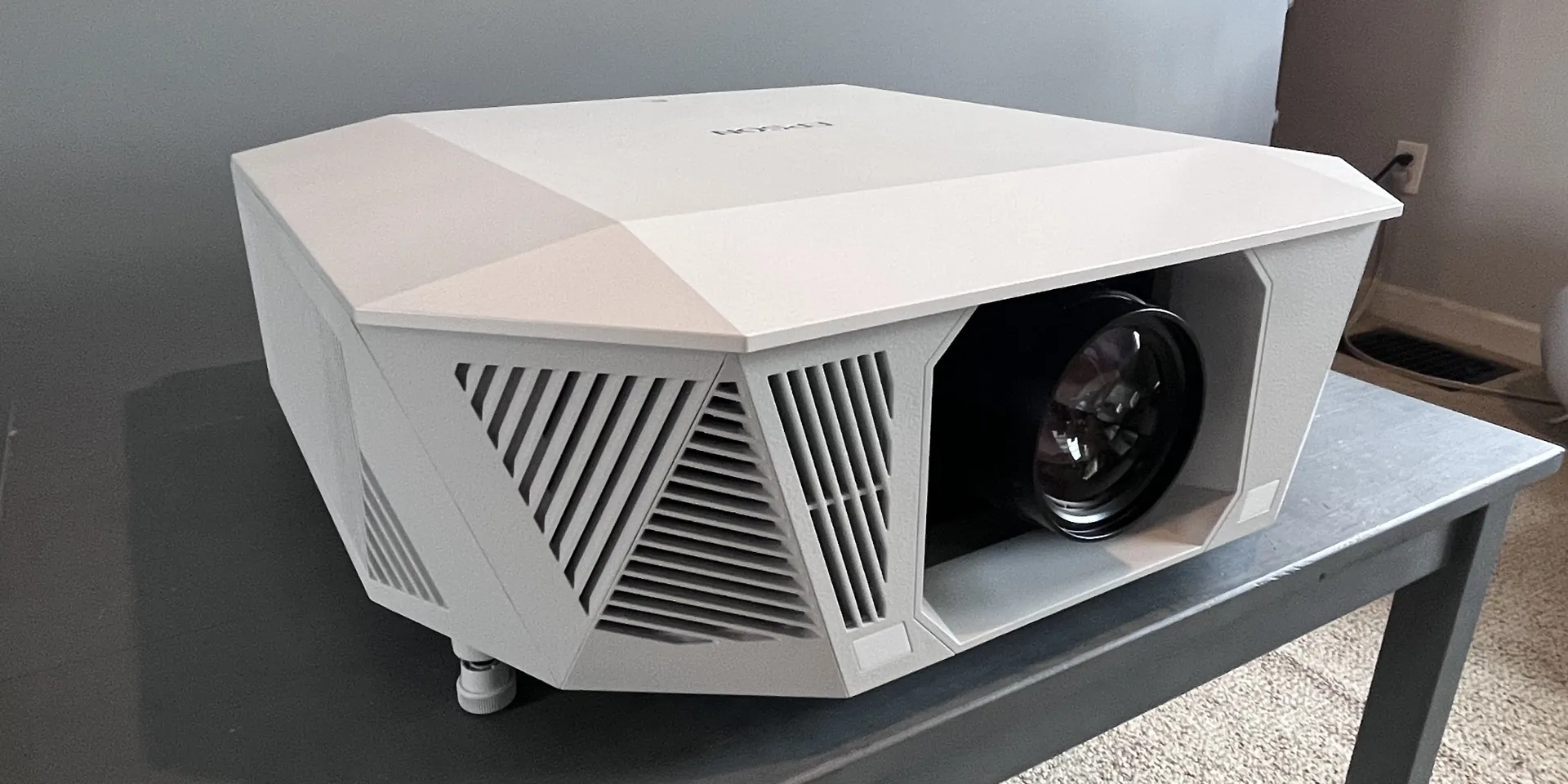 סקירת מקרן Epson QL7000