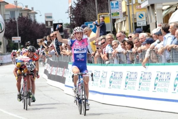Federico Rocchetti (Casati NGC Perrel) outsprints his two breakaway companions to win the national championship for elite men without contracts.
