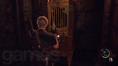 Resident Evil 4 Remake Leon standing in front ofsquare lock box in the audience chamber