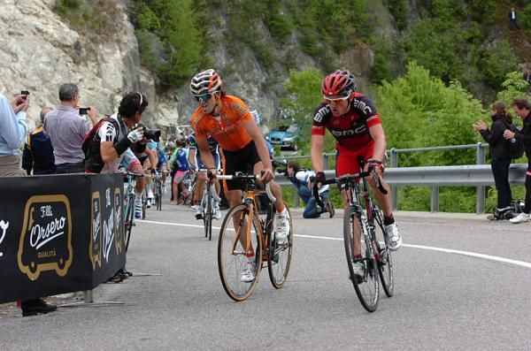 Jon Izagirre (Euskaltel-Euskadi) and Mathias Frank (BMC) power away from their breakaway companions.