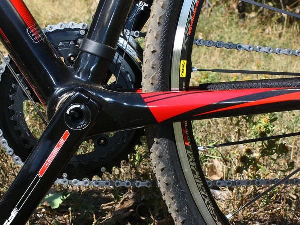 Chain stays are narrow for mud clearance but nearly as tall as the main tubes