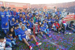 Universidad de Chile players celebrate their Chilean championship win in 2017.