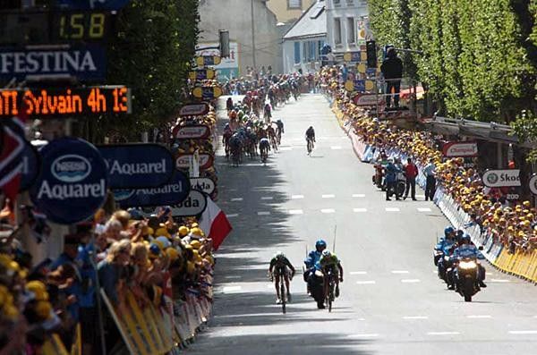 The peloton in sight of second and third place