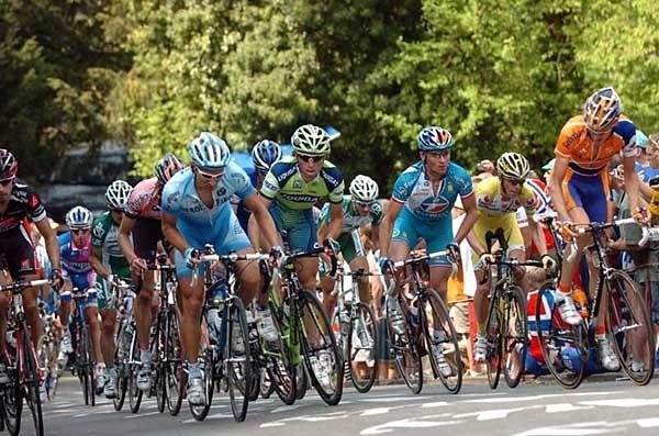 The peloton grinds its way up the Mur.