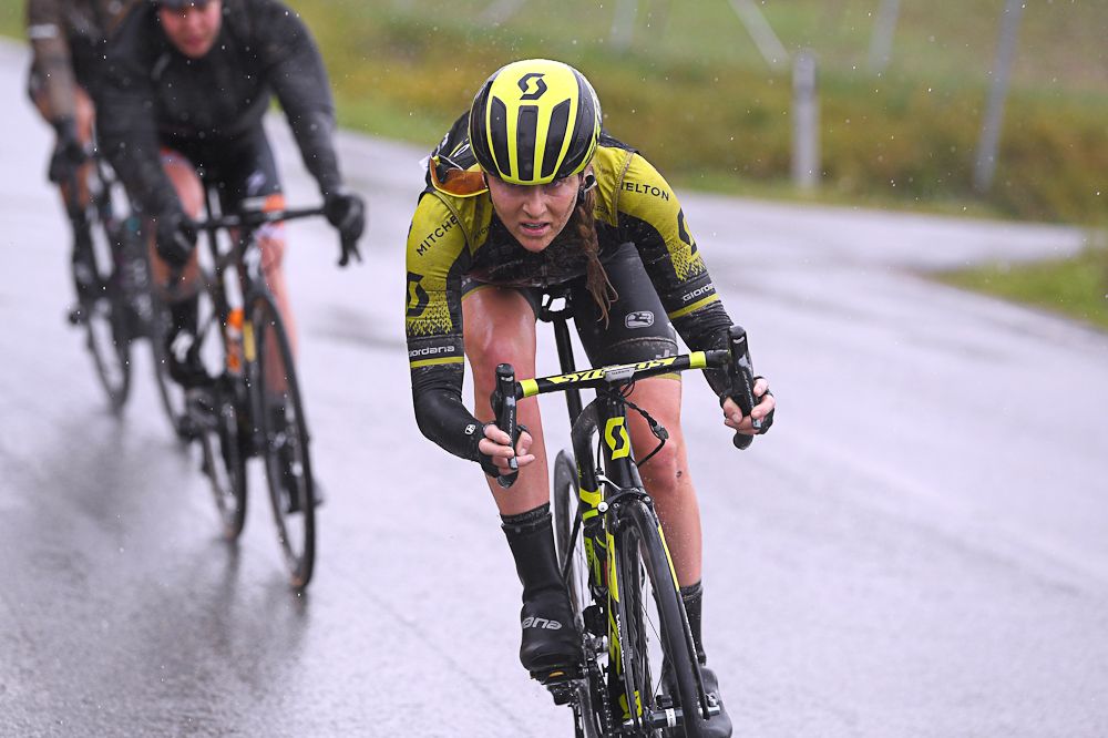 Gracie Elvin descends through a corner at Strade Bianche