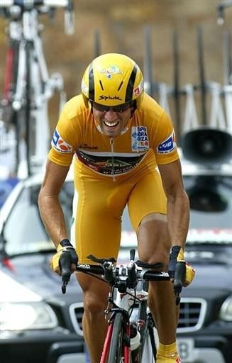 Alejandro Valverde (Caisse d'Epargne-Illes Balears) gives it everything during his time trial ride.