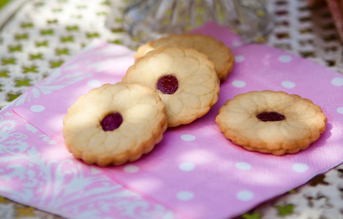 Jammy sandwich biscuits | Baking Recipes | GoodtoKnow