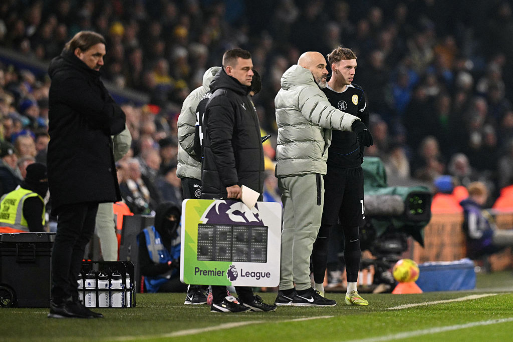 Chelsea&#039;s Italian head coach Enzo Maresca (2R) instructs Chelsea&#039;s English midfielder #10 Cole Palmer (R) as he enters the field after being brought on as a substitute during the English Premier League football match between Leeds United and Chelsea at Elland Road in Leeds, northern England, on December 3, 2025. (Photo by Oli SCARFF / AFP) / RESTRICTED TO EDITORIAL USE. No use with unauthorized audio, video, data, fixture lists, club/league logos or &#039;live&#039; services. Online in-match use limited to 120 images. An additional 40 images may be used in extra time. No video emulation. Social media in-match use limited to 120 images. An additional 40 images may be used in extra time. No use in betting publications, games or single club/league/player publications. /