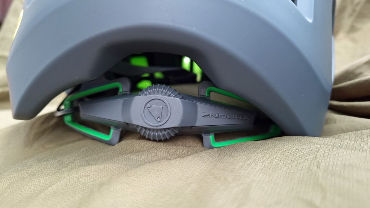 A close up of the fitment dial