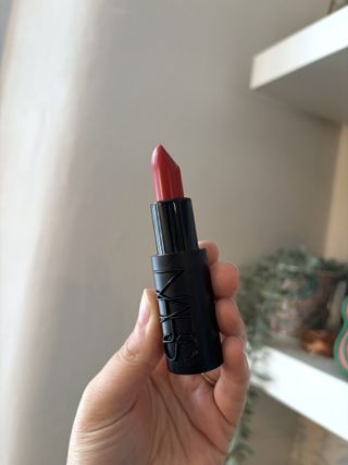 Lápiz labial explícito de NARS