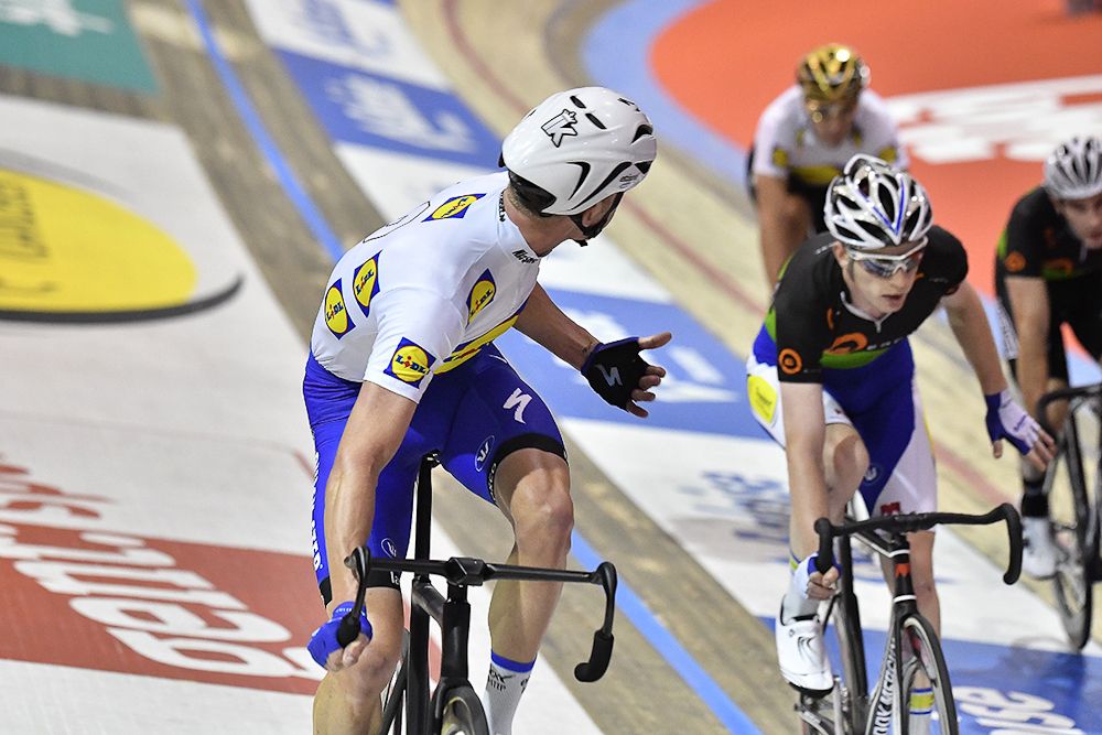 Iljo Keisse looks for Elia Viviani
