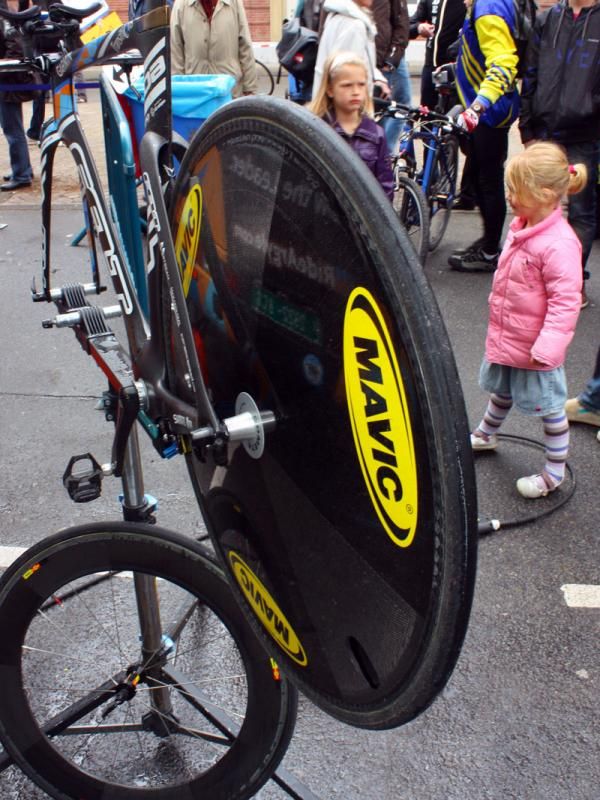 The driveside of the new disc is flat but the non-driveside is lens-shaped.