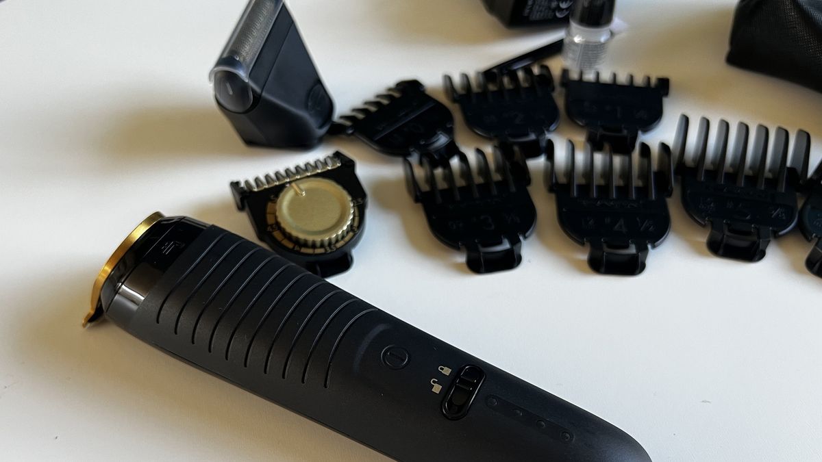Remington T-Series razor in reviewer's hand