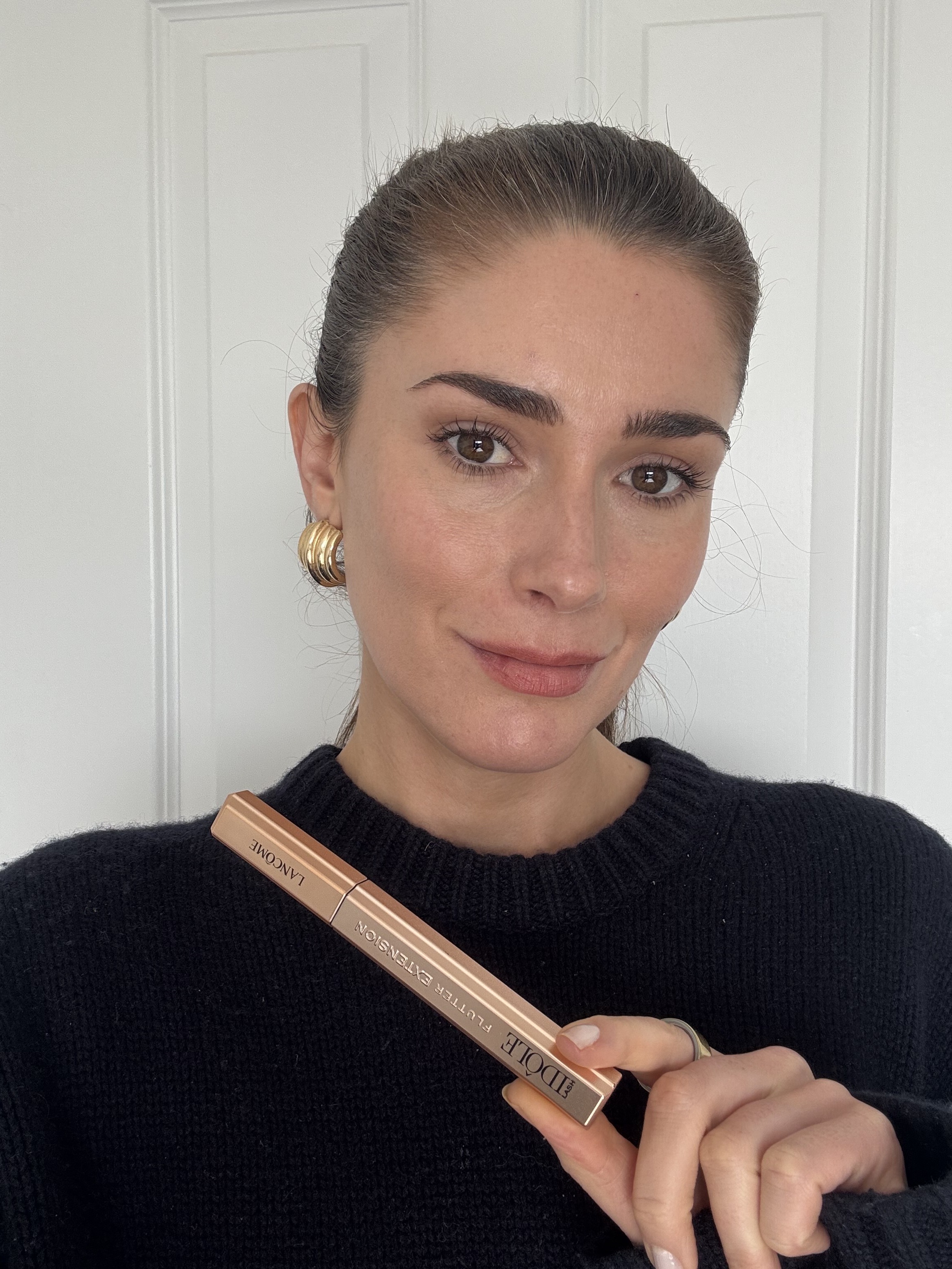 Eleanor wearing Lancome Idole Flutter Extension mascara