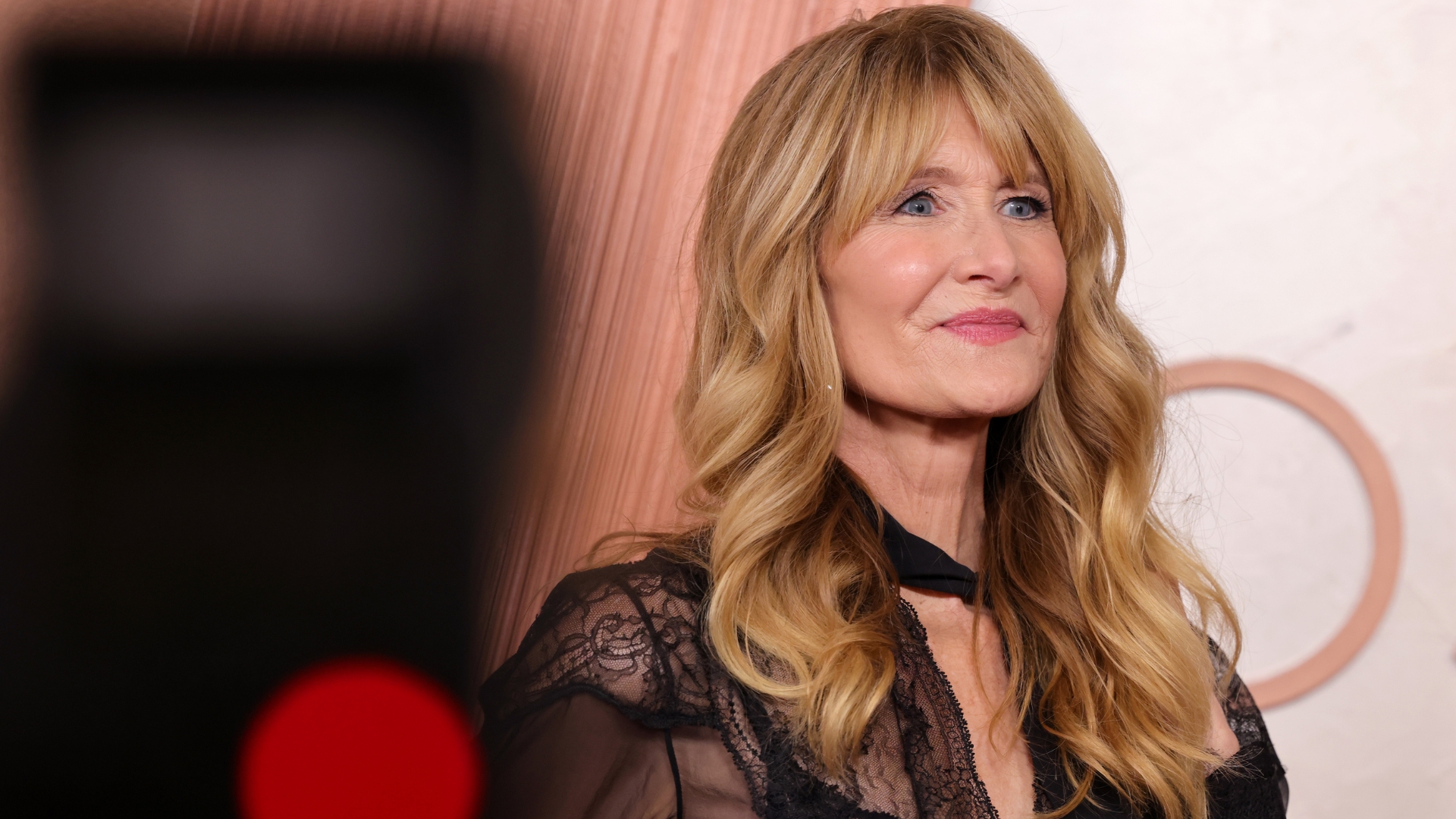 Laura Dern je zobrazena s úzkými třesky a volnými vlnami na 97. ročníku Oscarů v Dolby Theatre dne 2. března 2025 v Hollywoodu v Kalifornii.