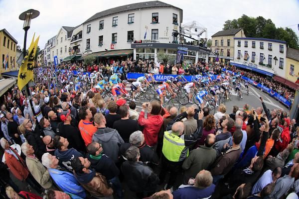The peloton begins its ascent of the Cauberg.
