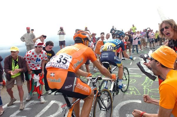 Egoi Martinez (Euskaltel-Euskadi) follows Chris Anker Sorensen (Saxo Bank) to the finish.