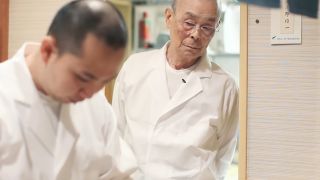 Chef Jiro watching one of his employees make rice in Jiro Dreams of Sushi