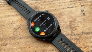 Huawei Watch GT Runner displaying three exercise options: outdoor run, indoor run and outdoor walk