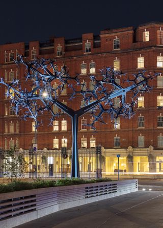 Conrad Shawcross’ public sculpture Bicameral at Chelsea Barracks