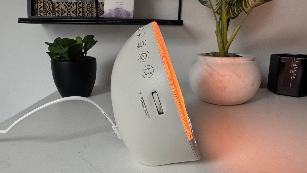 Our sleep tech reviewer testing the Dreamegg sunrise alarm clock
