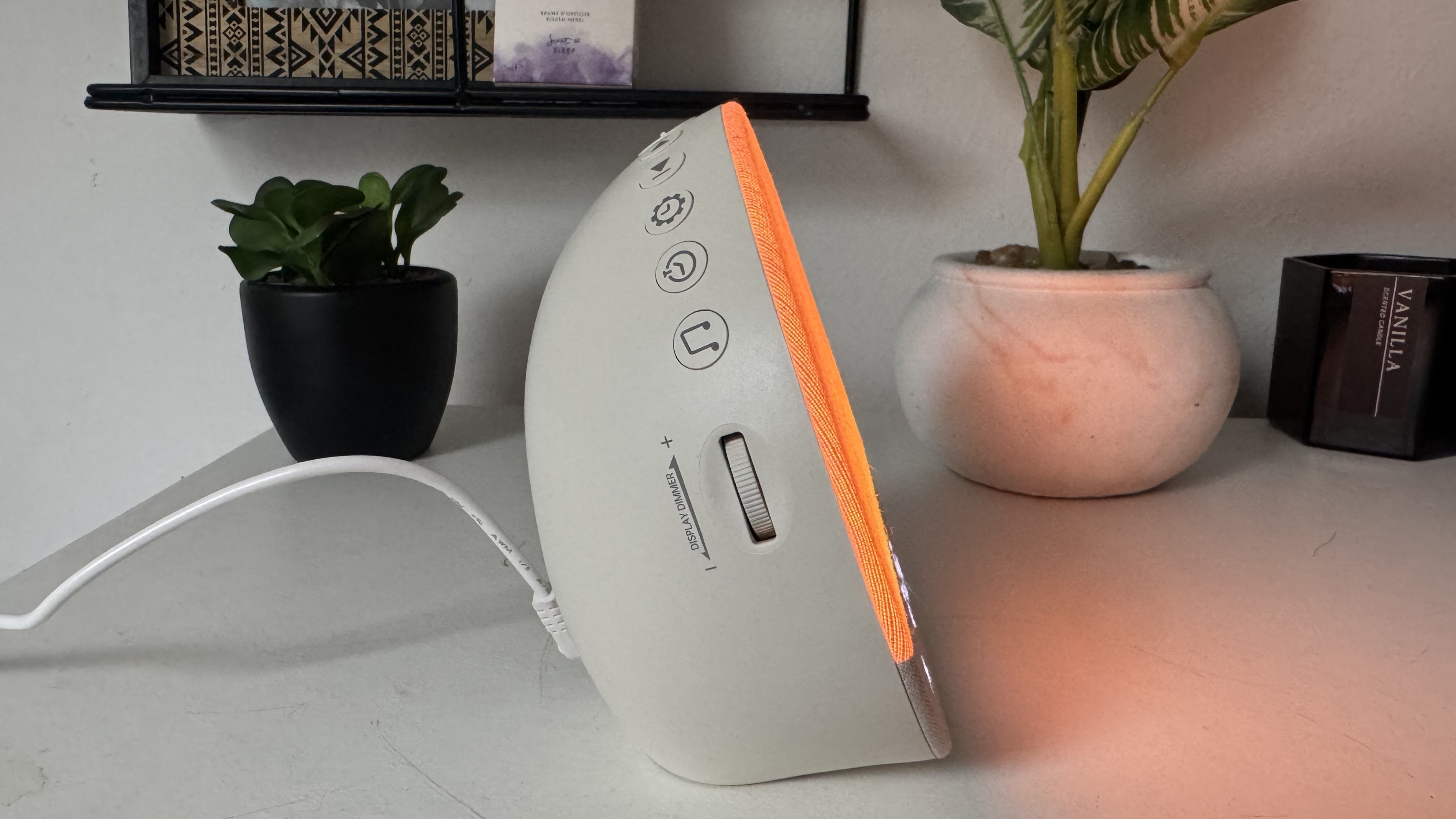 Our sleep tech reviewer testing the Dreamegg sunrise alarm clock 