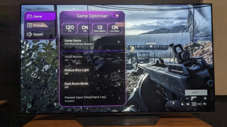 En LG B3 OLED TV som visar hemskärmen och inställningar för gaming.