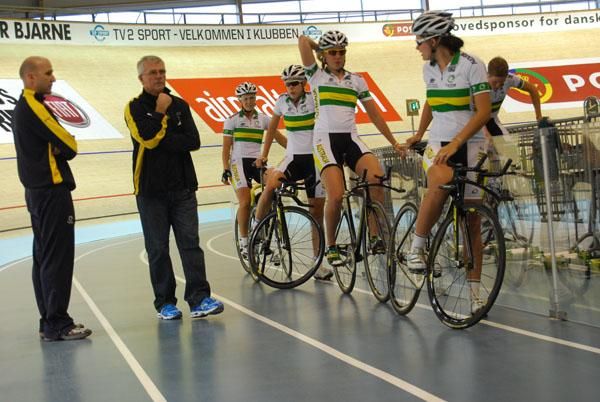 Women's endurance coach Gary Sutton talks to team pursuit member Ashlee Ankudinoff.