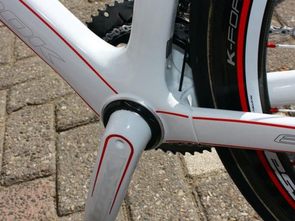 The new Look 695 machines of the Cofidis team feature modular monocoque construction.