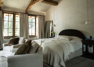 Farmhouse bedroom ideas with armchairs