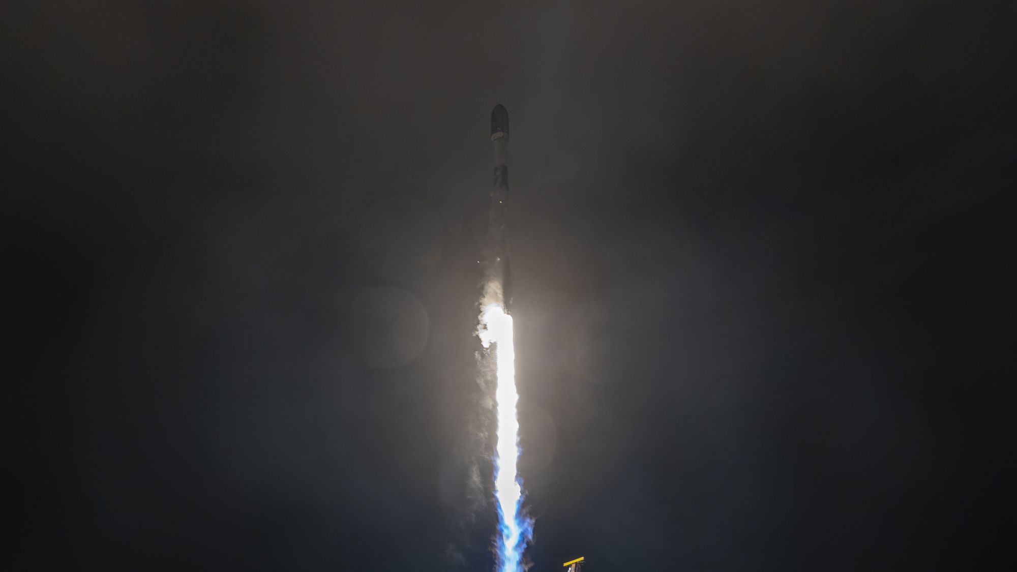 SpaceX Falcon 9 launches early morning Starlink mission from California (video)