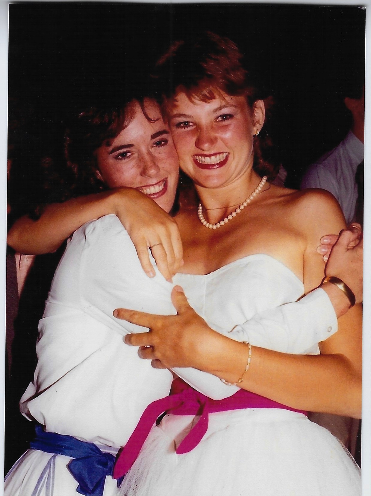 Kate Spade hugs Elyce Arons in an old photograph