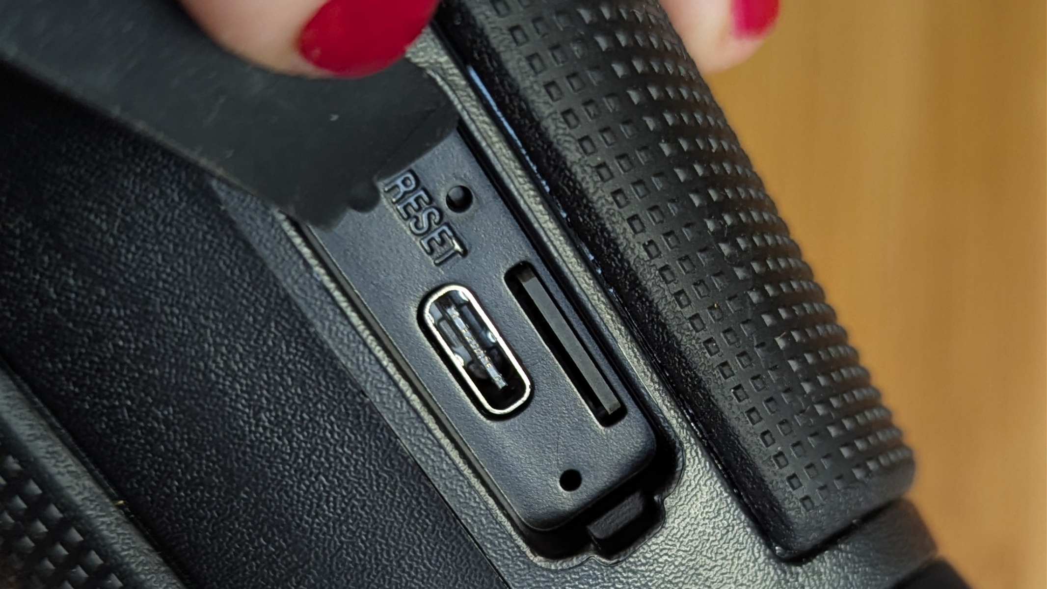 Close da porta de carregamento do Nightfox Whisker e do slot para cartão micro-SD