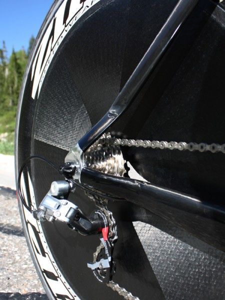 The chain stays and seat stays feature a prominent kink near the dropouts similar to that used on the Transition.