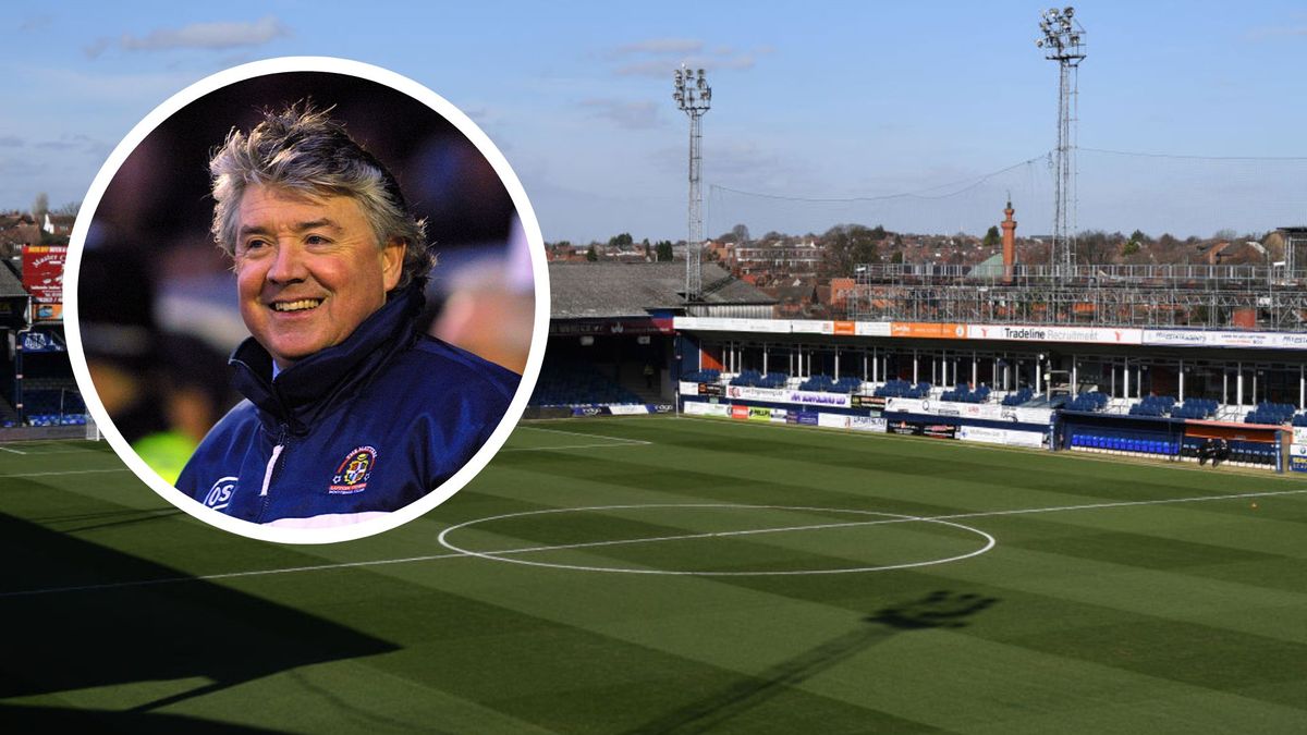 Joe Kinnear Luton Town manager at Kenilworth Road in 2002