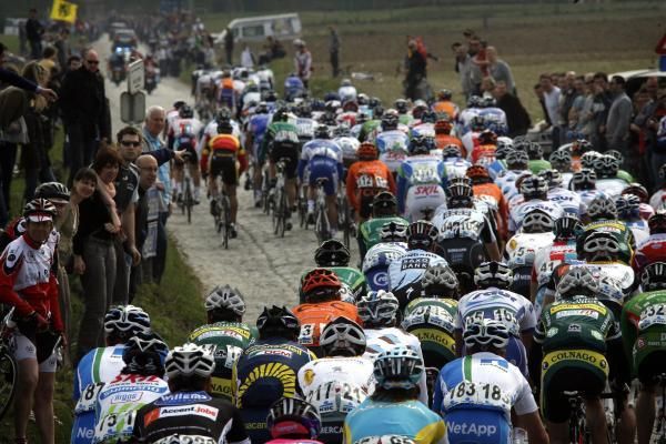 The peleton on on a cobbled section of E3 Prijs