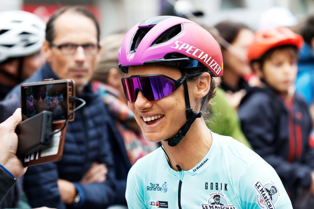 Ashleigh Moolman-Pasio at the start of Tour de Romandie Feminin stage 3