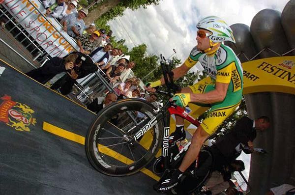 Floyd Landis (Phonak) sets off
