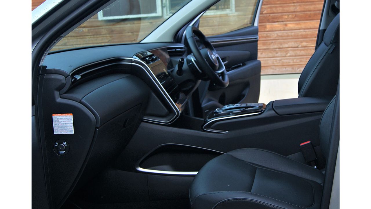 Hyundai Tucson front seats interior