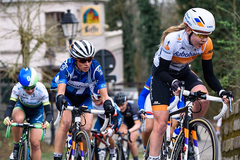 Anna van der Breggen and Kasia Niewiadoma lead the peloton to the top of Muur van Gerardsbergen - Pajot Hills Classic 2016